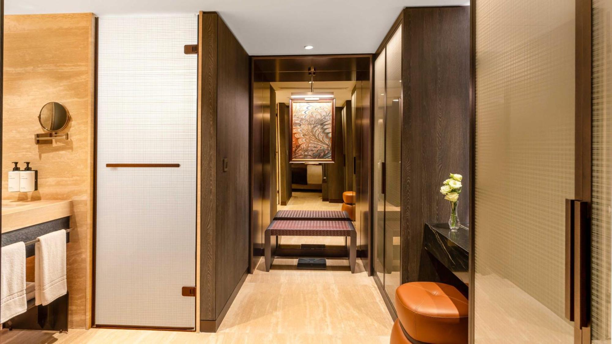 Intercontinental Istanbul By Ihg Hotel Luaran gambar A suite at The Ritz-Carlton, Hong Kong