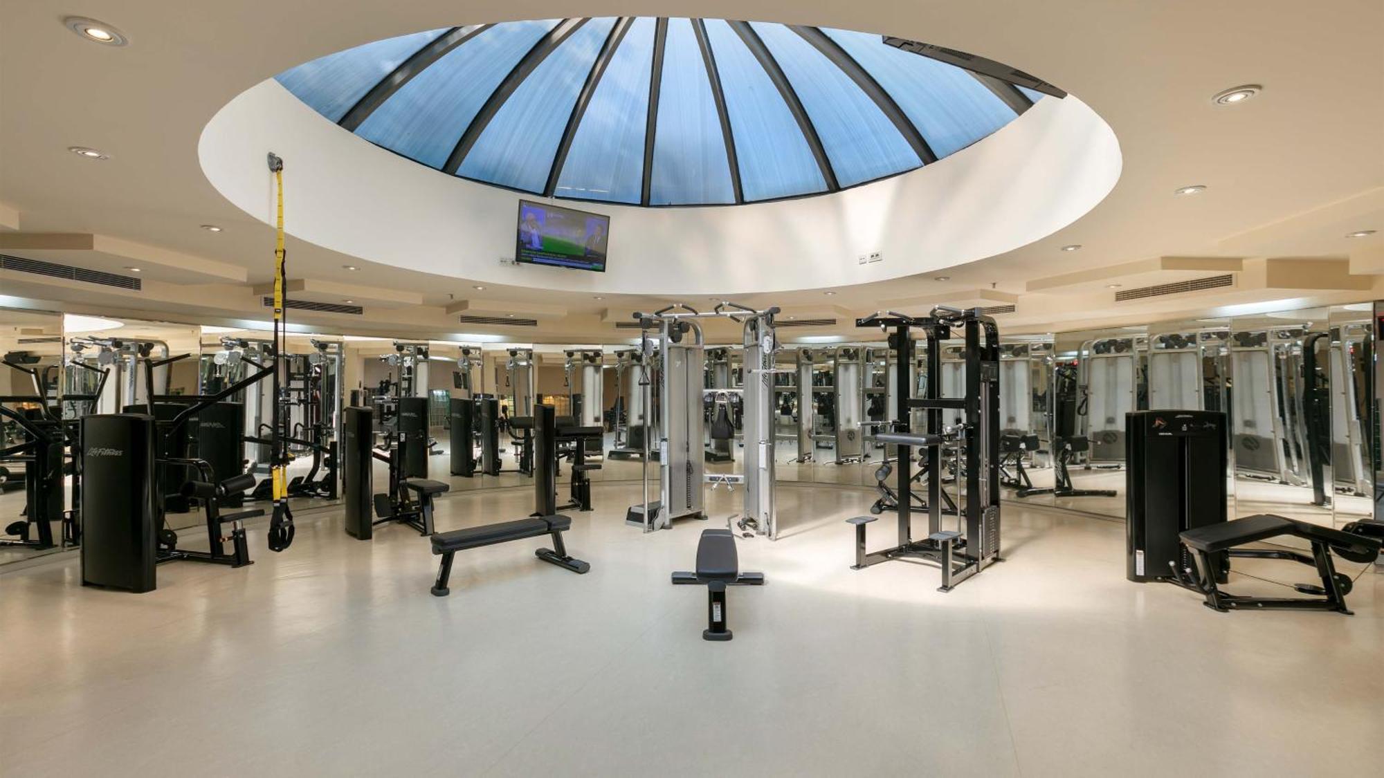 Intercontinental Istanbul By Ihg Hotel Luaran gambar The gym at The Dorchester