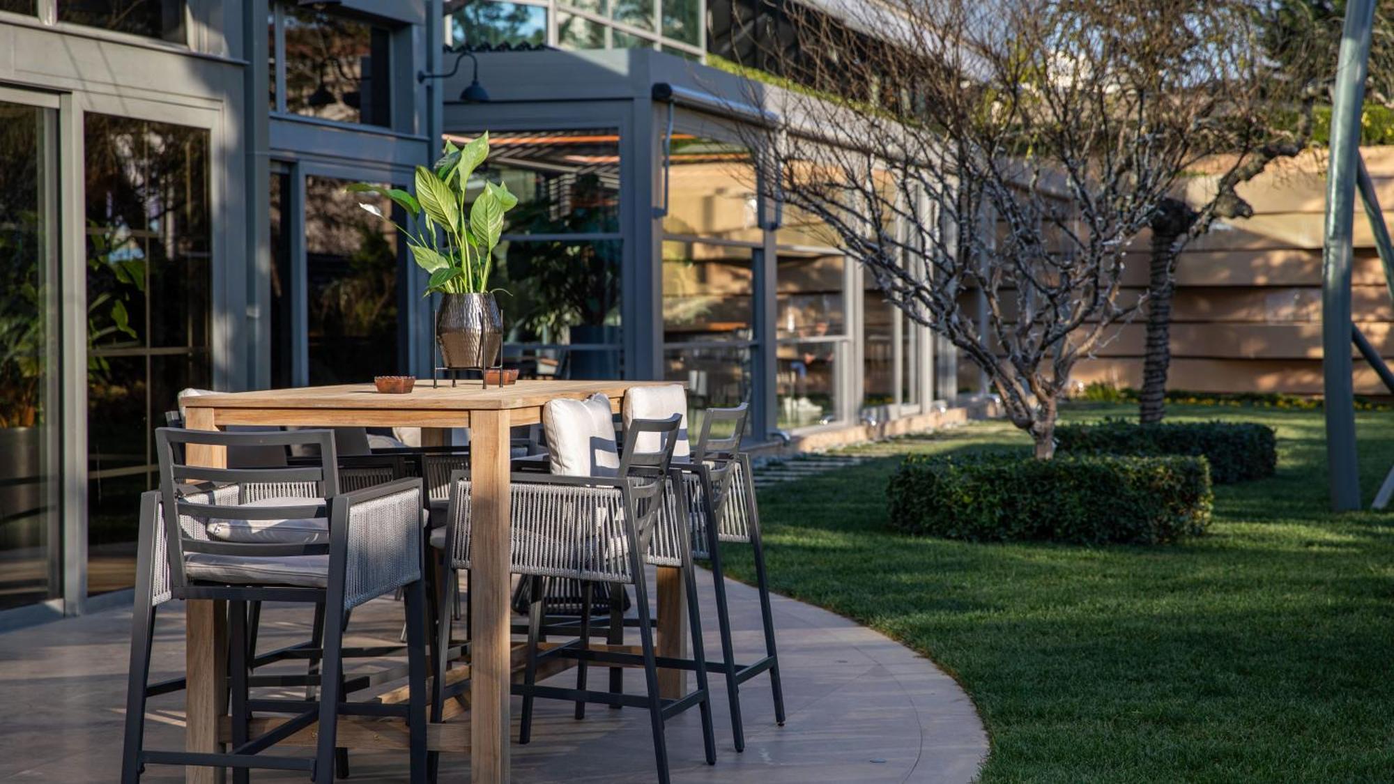Intercontinental Istanbul By Ihg Hotel Luaran gambar The outdoor bar at the hotel