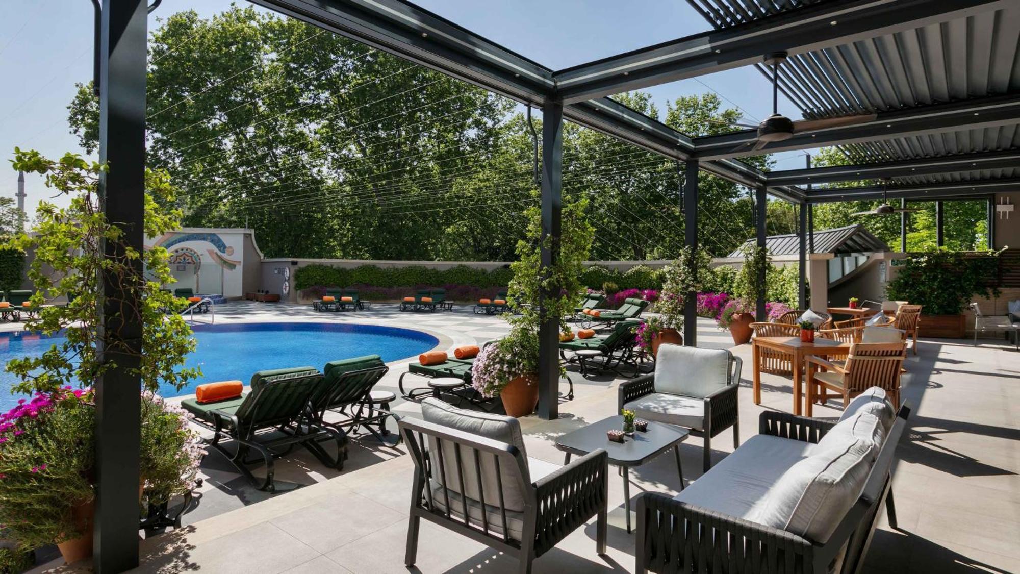 Intercontinental Istanbul By Ihg Hotel Luaran gambar The pool at the hotel