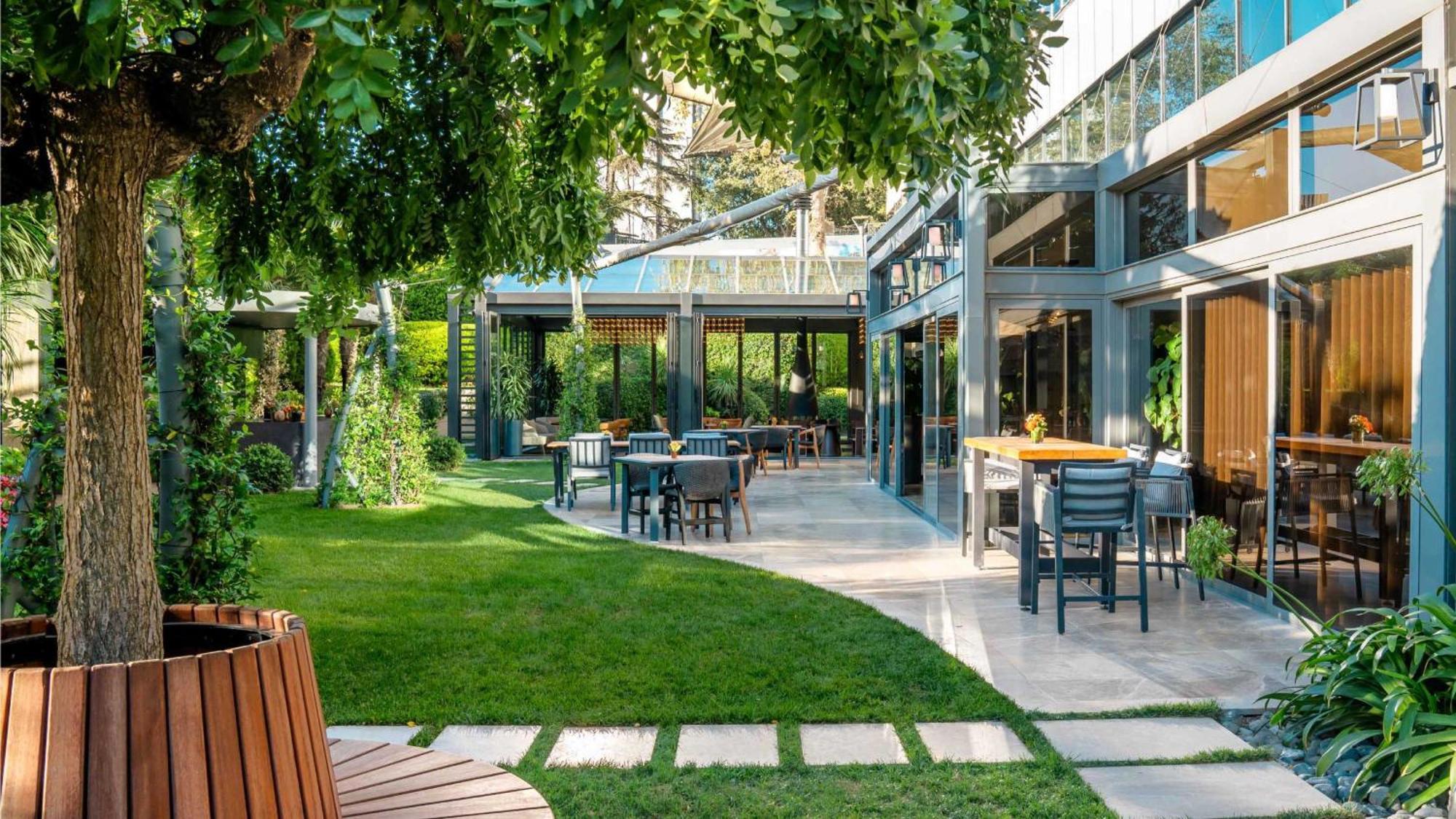Intercontinental Istanbul By Ihg Hotel Luaran gambar The garden of the hotel