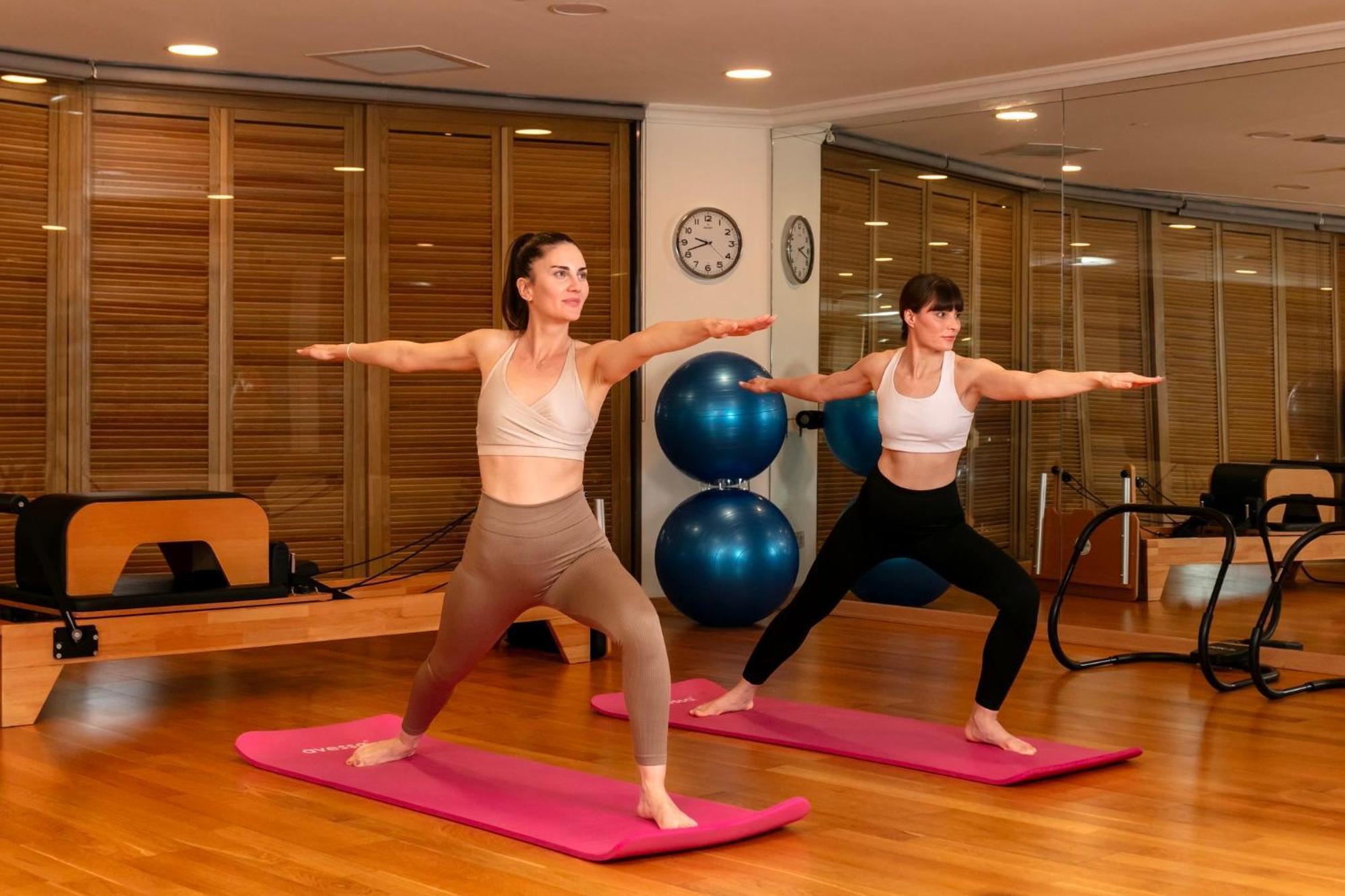 Intercontinental Istanbul By Ihg Hotel Luaran gambar Two women practicing yoga